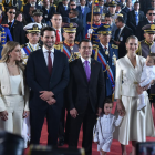Niels Olsen, presidente del Legislativo, junto a su esposa; y el presidente Daniel Noboa y su familia.