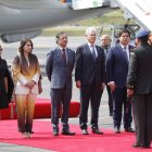 El presidente de Colombia, Gustavo Petro (c), llega junto a la canciller de Colombia, Laura Sarabia (2-i), para participar en la investidura presidencial de Daniel Noboa