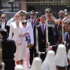 Lavinia Valbonesi llega a la investidura presidencial junto a sus hijos, con un look blanco de elegancia sobria.