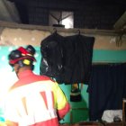 Colapsa techo en vivienda en el sur de Quito y deja dos adultos mayores heridos.