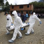 Operativo. La Policía Judicial colombiana trasladando el cuerpo de un fallecido, en un operativo militar contra la minería ilegal, en el corregimiento Pichendé a unos 16 km de Cali.
