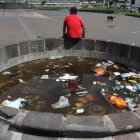 Basura y daños son parte del escenario de una pileta olvida en Cotocollao.