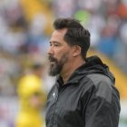 El DT Vitamina Sánchez durante el partido entre Universidad Católica y Liga de Quito.