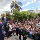 El presidente Daniel Noboa saluda a simpatizantes.