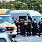 Ambulancia y policías frente a la estación central de Hamburgo, Alemania, el 23 de mayo de 2025, tras un ataque con arma blanca en la estación que dejó varias personas heridas.