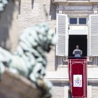 Al final de la ceremonia, el papa se asomó al balcón central de San Juan de Letrán para la bendición de la ciudad de Roma.
