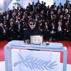 El cineasta iraní Jafar Panahi posa tras recibir la Palma de Oro por ‘Un simple accidente’ en la ceremonia de clausura y entrega de premios del 78.º Festival de Cine de Cannes, en Francia. Clemens Bilan//EFE