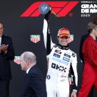Lando Norris de McLaren celebra eufórico el premio del principado.