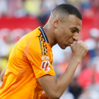 El delantero del Real Madrid Kylian Mbappé celebra su gol en el estadio Sánchez-Pizjuán, en Sevilla.