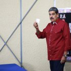 Nicolás Maduro asiste a ejercer el voto.
