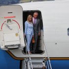 El secretario de Salud y Servicios Humanos de los Estados Unidos, Robert F. Kennedy Jr. (d) llega junto a su esposa Cheryl Hines (i) este viernes, para participar en la investidura presidencial de Daniel Noboa, en Quito (Ecuador). Delegaciones de 74 países y autoridades de 19 organismos internacionales participarán en la investidura, según la Cancillería. EFE/José Jácome