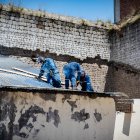 Durante la intervención que se realiza en una de las áreas de la ex cárcel de Latacunga.