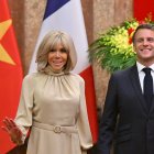 El presidente de Francia, Emmanuel Macron, y su esposa, Brigitte Macron, durante una reunión en el Palacio Presidencial en Hanoi, Vietnam.