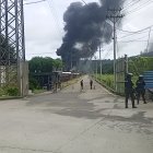 La columna de humo por el incendio en la Refinería de Esmeraldas se observa a varios kilómetros de distancia.