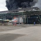 Un incendio en un tanque con fuel oil movilizó a unidades de emergencia en la Refinería de Esmeraldas, sin dejar heridos ni daños estructurales graves.
