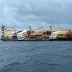 Fotografía de los contenedores del buque hundido frente a la India.