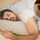 Dormir a la hora adecuada mejora la memoria, el estado de ánimo y protege el corazón