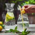 ¿Vale la pena tomar agua tibia con limón al despertar? Aquí te decimos qué esperar (y qué no)