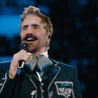 Alejandro Fernández tiene 54 años.