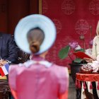 El presidente de Francia, Emmanuel Macron (izq.), y su esposa, Brigitte Macron, asisten a una ceremonia en el Templo de la Literatura en Hanói el 26 de mayo de 2025.