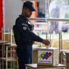 Un integrante de la Policía Nacional Bolivariana vota el domingo 25 de mayo de 2024 en Caracas (Venezuela).