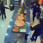 Los asaltantes se llevaron el dinero de la caja y teléfonos celulares.