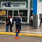 Agentes especializados de la Policía inspeccionaron el edificio de la Fiscalía, en Machala, tras la alerta de explosivos.