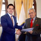 El presidente del Directorio de CORDEX, José Antonio Camposano, y el director de la Academia Diplomática, embajador Alejandro Suárez, durante la firma del acuerdo.