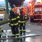 Los Bomberos de Quito limpiaron la calzada de la avenida Simón Bolívar y el tránsito se reanudó.