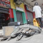 Supuestos integrantes de Los Lobos dejaron panfletos en los locales afectados por explosivos.