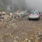 Imagen referencial. La vía Cuenca- Molleturo- El Empalme presenta puntos críticos que complican el tránsito por derrumbes y deslizamientos.