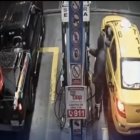 Un violento asalto quedó grabado por las cámaras de seguridad de una estación de servicio en Conocoto.