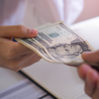 Beneficiarios del Bono de Desarrollo Humano pueden cobrar los $55 en tiendas autorizadas o bancos aliados del MIES.