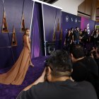 Jennifer López fue la encargada de abrir la ceremonia con un espectáculo sexy, que incluyó besos apasionados con sus bailarines masculinos y femeninos de fondo. En la foto, posa frente a la prensa.