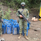 Equipos y herramientas incautados durante el operativo militar contra la minería ilegal en Calvas, provincia de Loja.