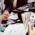 Los beneficiarios de bonos y pensiones que entrega el MIES pueden recibir la transferencia económica a través de una cuenta bancaria.