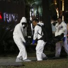 peritos forenses que cargan un cuerpo que fue encontrado en el estado de Guanajuato, México.