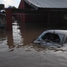 un vehículo hundido en el agua en una calle inundada en Campana, Buenos Aires (Argentina).
