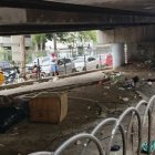 Personas en situación de indigencia frecuentan la parte baja del puente ubicado entre la avenida Olmedo y la calle Chimborazo, en el centro de Guayaquil.