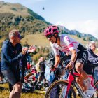 Richard Carapaz demostró su fortaleza en los ascensos de la etapa 16 del Giro.