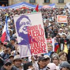 Personas mientras escuchan un discurso del presidente de Colombia, Gustavo Petro.