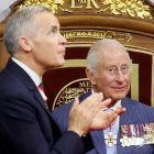 El primer ministro de Canadá, Mark Carney, aplaude después de que el rey Carlos III de Gran Bretaña pronunciara el Discurso del Trono durante la apertura de la primera sesión del 45.º Parlamento de Canadá en el Senado de Canadá, en Ottawa, el 27 de mayo de 2025.