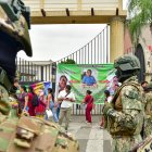 Militares acudieron a los exteriores de la Universidad Agraria, en el sur de Guayaquil, donde se registró la protesta con quema de llantas.
