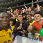Villagrán (c) suele acompañar a Caicedo cuando la selección de Ecuador juega de local.