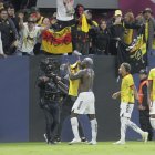 Felipe Caicedo mostró su camiseta a la hinchada torera en Chillo Jijón.