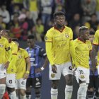 La frustración de los jugadores de Barcelona tras perder ante Independiente del Valle.