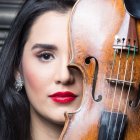 A los 13 años, Aisha Seyd ingresó a la escuela de niños prodigio Yehudi Menuhin School. Luego estudió en el Royal College of Music. Ambos en Londres, Inglaterra.