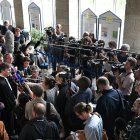 Los abogados del cirujano jubilado Joel Le Scouarnec Maxime Tessier (2.º por la izquierda) responde a las preguntas de los periodistas en el tribunal al final del juicio del cirujano jubilado Joel Le Scouarnec, acusado de agredir o violar a 299 pacientes en Vannes, noroeste de Francia, el 28 de mayo de 2025.