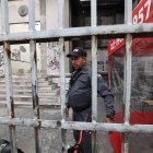 Un guardia de seguridad custodia el anfiteatro Julián Coronel, en el centro de Guayaquil.