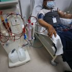 Fotografía del 16 de mayo de 2025 de un paciente en una clínica de diálisis en Quito (Ecuador).